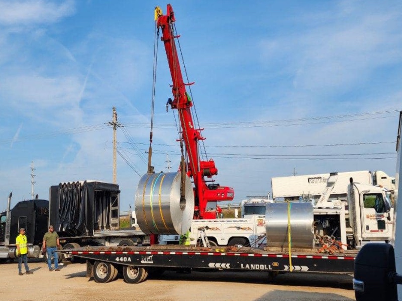 Read more about the article How Heavy-Duty Towing Keeps Local Industry Moving