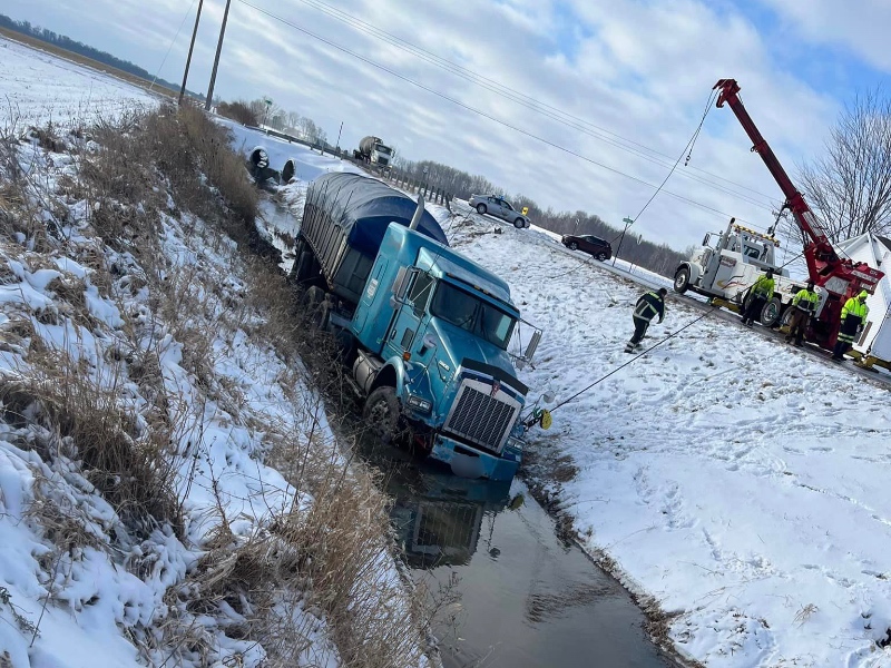 Read more about the article Recovery & Towing: The Differences Explained