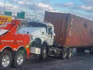Read more about the article What Not to Do After a Truck Breakdown 